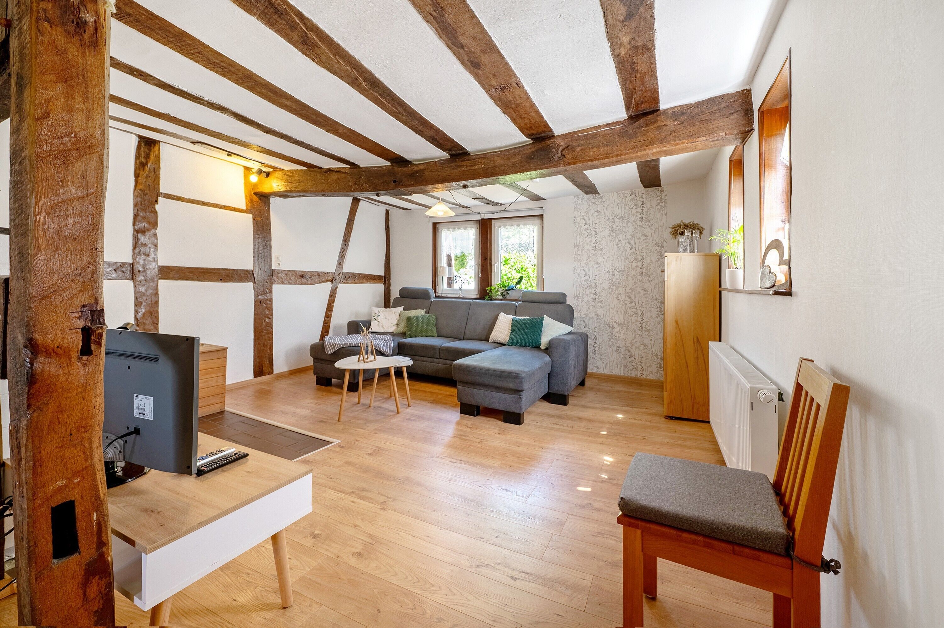 Fernseher, Kamin, Stereoanlage