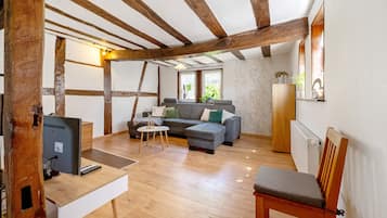 Fernseher, Kamin, Stereoanlage