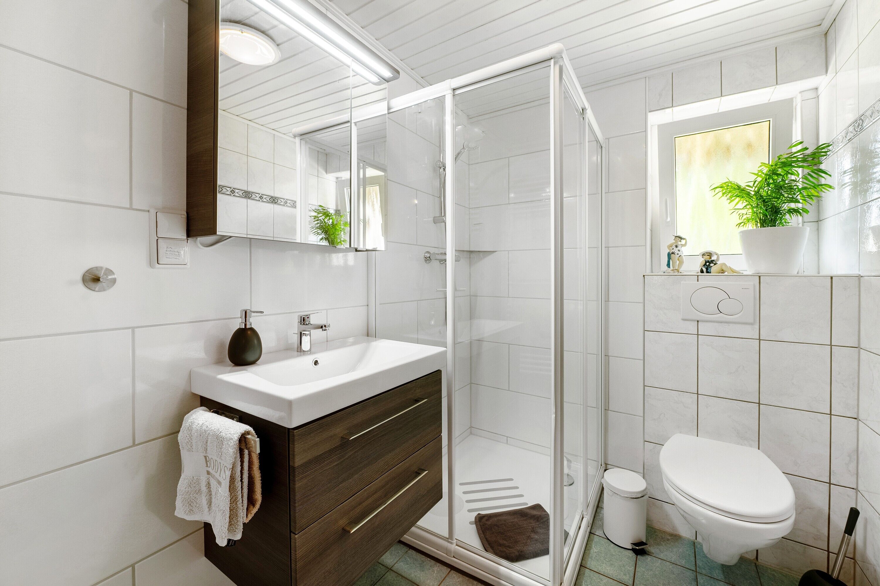 Dusche, kostenlose Toilettenartikel, Haartrockner, Handtücher