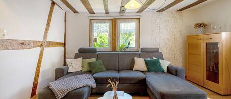 Televisie, een open haard en een stereo