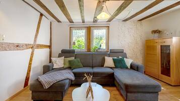 Fernseher, Kamin, Stereoanlage