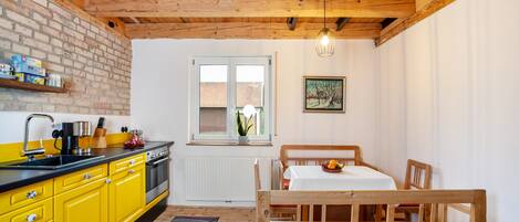 Fridge, oven, stovetop, coffee/tea maker