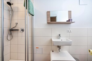 Dusche, Haartrockner, Handtücher