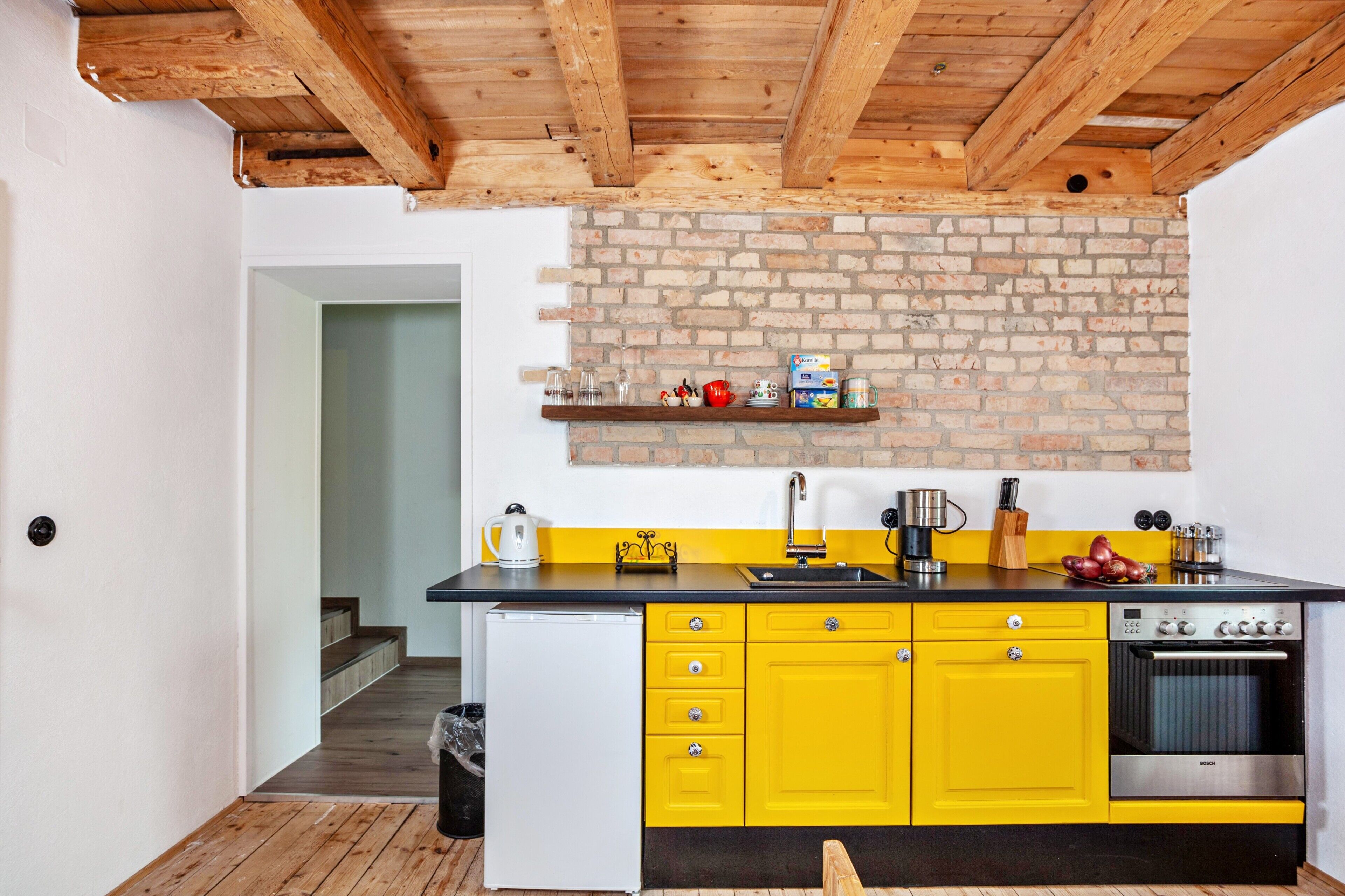 Fridge, oven, stovetop, coffee/tea maker