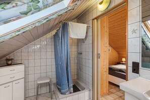 Douche, sèche-cheveux, serviettes fournies