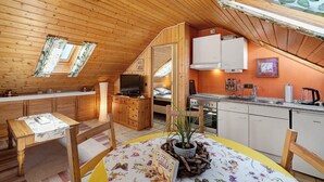 Une cuisine chaleureuse avec des meubles en bois, une cuisinière et un évier.