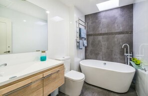 淋浴設備、提供毛巾、番梘、洗頭水