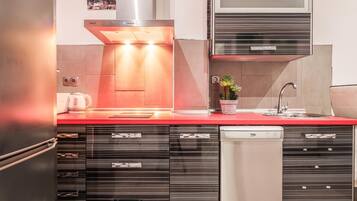 Een koelkast, een magnetron, een oven, een vaatwasser