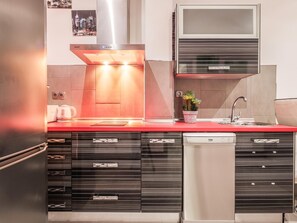 Een koelkast, een magnetron, een oven, een vaatwasser