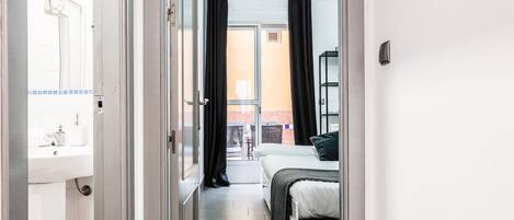 3 bedrooms, iron/ironing board, internet, bed sheets