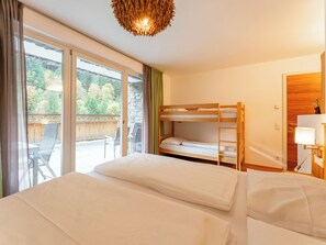 4 عدّة غرف نوم وخدمة الإنترنت