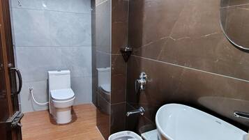 Shower, free toiletries, soap, shampoo