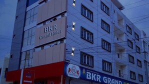 Monikerroksinen rakennus, jonka julkisivussa on selkeästi näkyvissä kyltti, jossa lukee ”BKR Grand Hotel”.
