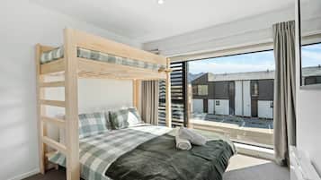 2 bedrooms, desk, iron/ironing board, WiFi