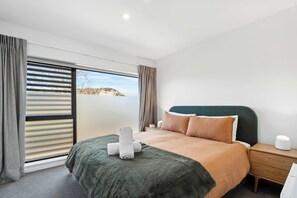 2 bedrooms, desk, iron/ironing board, WiFi