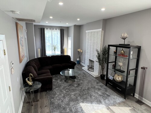 Spacious 3-bedroom apartment in awesome Chicago with AC, WiFi