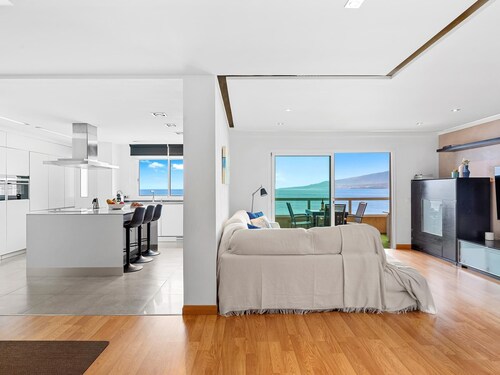 Frontline Beach Apartment with Terrace