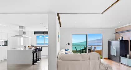Frontline Beach Apartment with Terrace