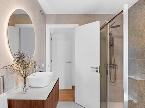 Dusj, hårføner og håndklær