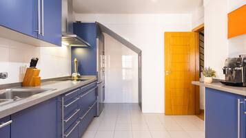 Een koelkast, een magnetron, een oven, een vaatwasser