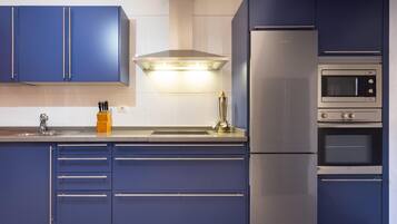 Een koelkast, een microgolfoven, een oven, een vaatwasser