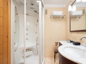 Shower, jetted bath, hair dryer, towels
