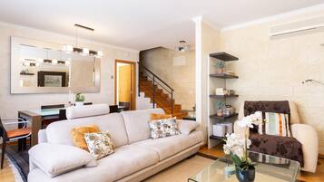 Een televisie en een kantoor