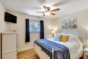 3 bedrooms, desk, iron/ironing board, WiFi - Near Woodland Lake Park: Home w/ Fire Pit! (Pinetop-Lakeside)