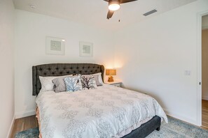 2 bedrooms, desk, iron/ironing board, WiFi