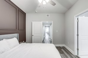 3 chambres, fer et planche à repasser, Wi-Fi, draps fournis