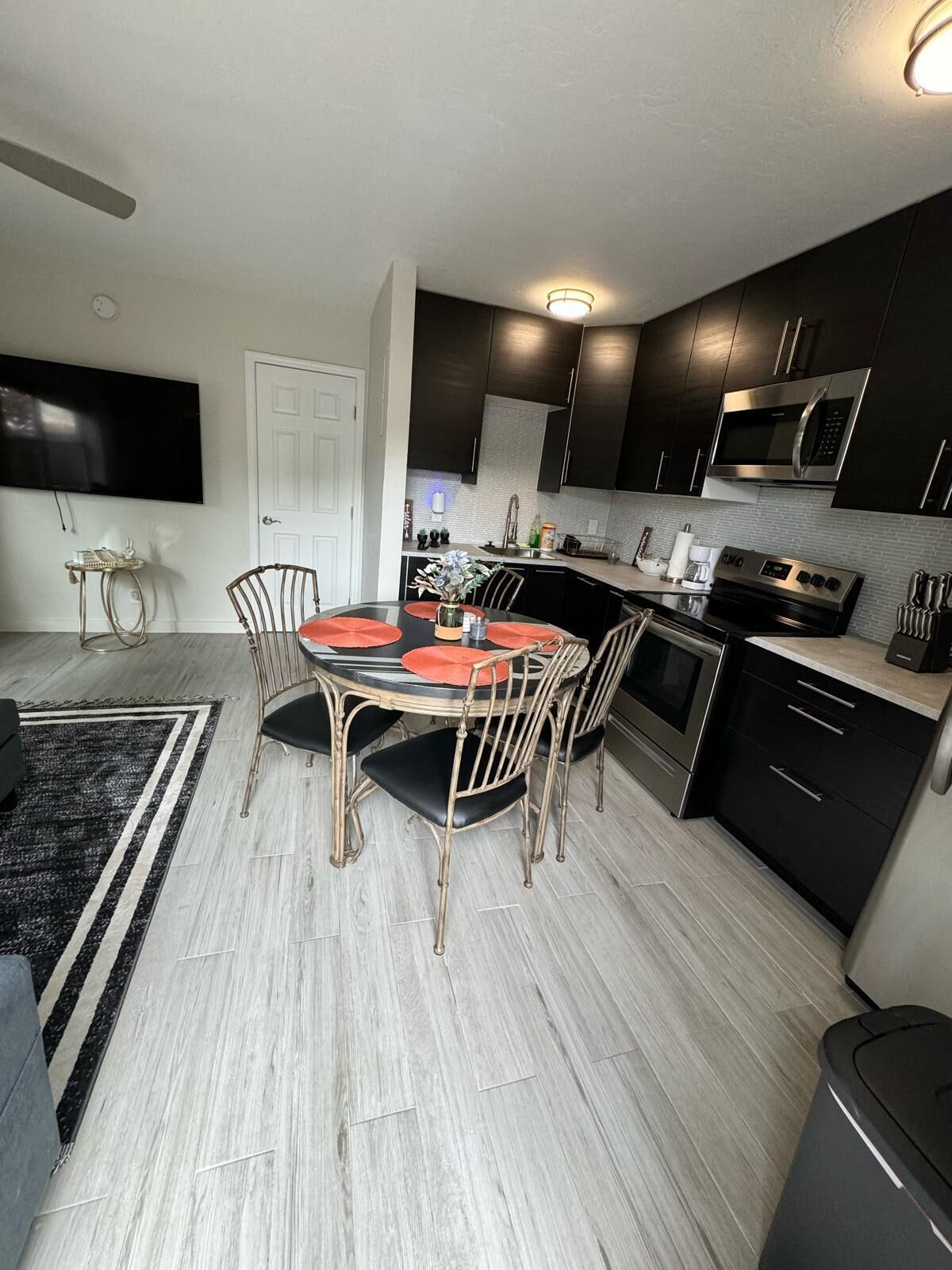 Réfrigérateur, micro-ondes, four, plaque de cuisson