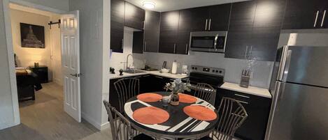 Kjøleskap, mikrobølgeovn, ovn og kokeplater