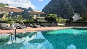 Hồ bơi ngoài trời, dù/ô trên bãi biển/hồ bơi, ghế dài tắm nắng