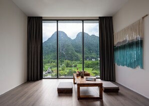 Familiekamer, 1 twee- of 2 eenpersoonsbedden, balkon, uitzicht op rivier | Badkamer | Badjassen, pantoffels