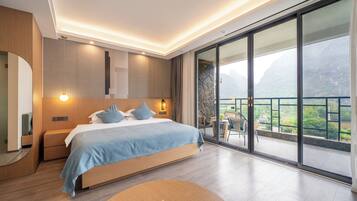 Deluxe tweepersoonskamer, voor 1 persoon, balkon, uitzicht op rivier | 1 slaapkamer, verduisterende gordijnen, geluiddichte muren, gratis wifi