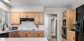 冷蔵庫、電子レンジ、オーブン、コンロ