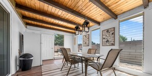 屋外ダイニングエリア