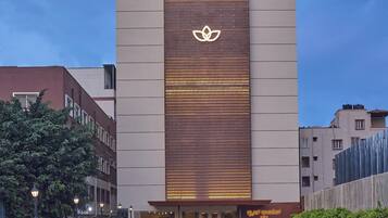 Vista frontal de la propiedad