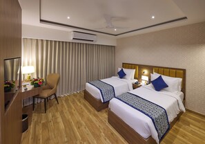 Blackout curtains, iron/ironing board, free WiFi, bed sheets - Grand Continent Brookefield – A Sarovar Portico Affiliate Hotel (Bengaluru)