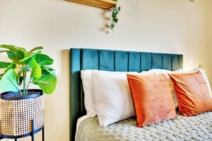 5 Schlafzimmer, Schreibtisch, Bügeleisen/Bügelbrett, WLAN