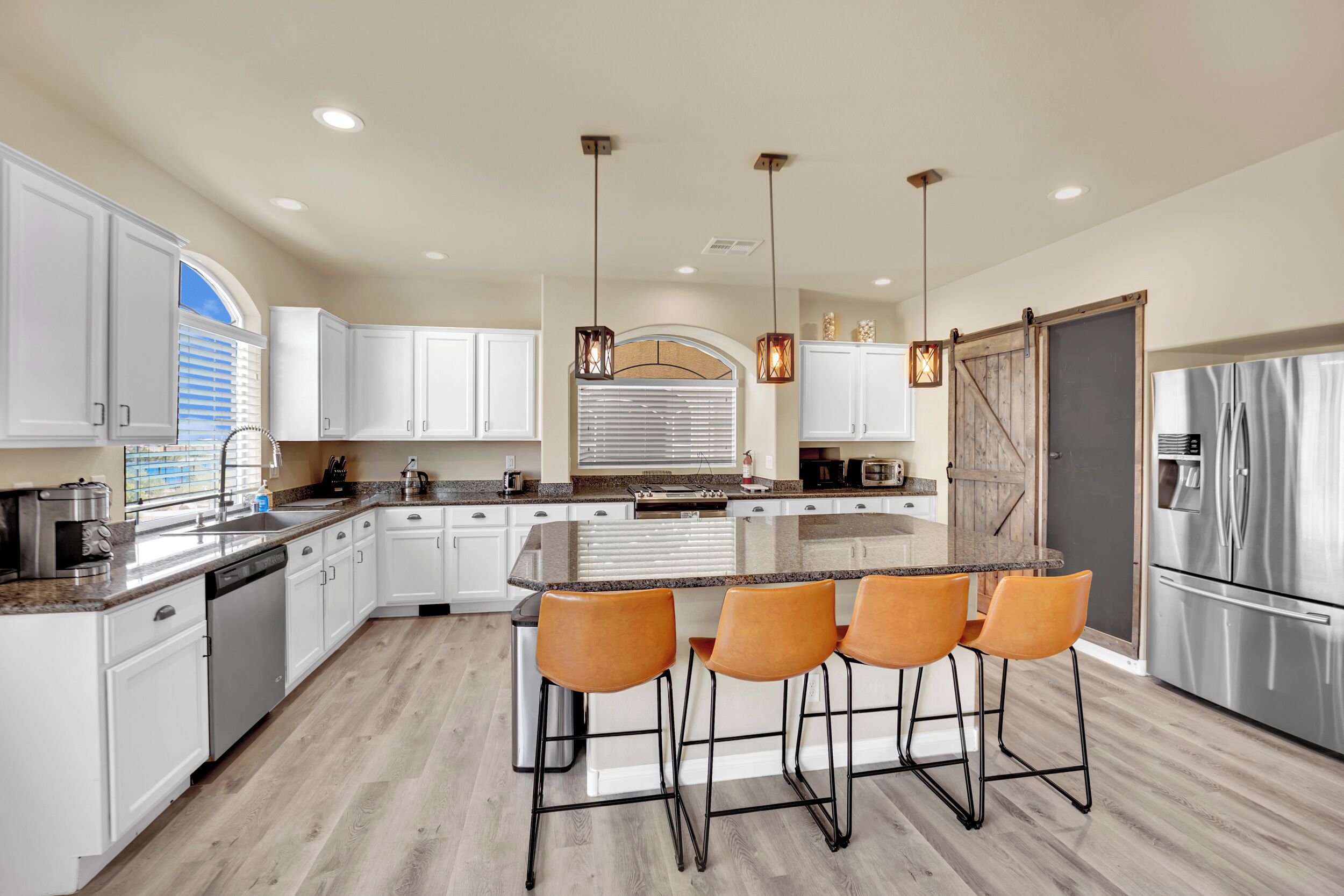 ثلاجة، ميكروويف، فرن، موقد طهي مسطح