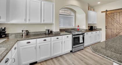 Luxurious 5BR 4.5BA Villa - 15 Mins to Strip 1st Fl Master 4000 sq ft Sleeps 16