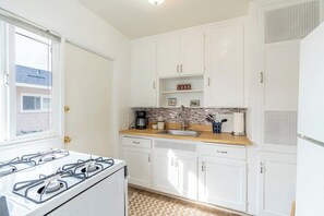 Køleskab, mikrobølgeovn, ovn, kogeplade