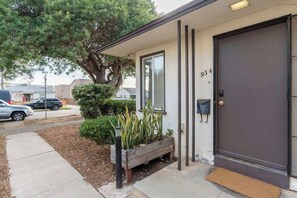 Exterior detail - Pacific Beach Oasis - Walk to the Beach! (San Diego)