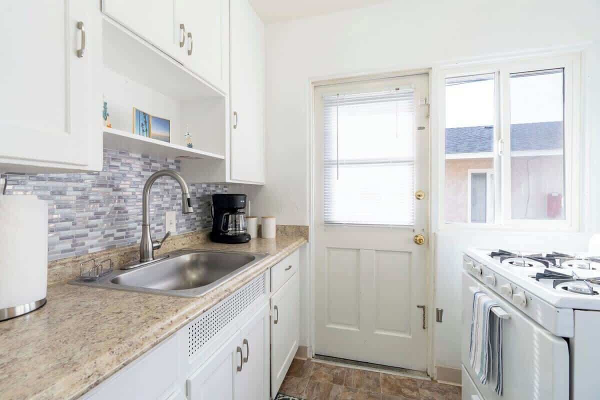 Fridge, oven, stovetop, coffee/tea maker