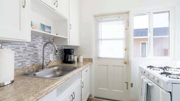 Fridge, oven, stovetop, coffee/tea maker