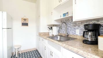 Fridge, oven, stovetop, coffee/tea maker