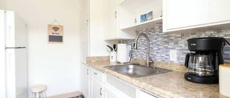 Refrigerador, horno, parrilla de estufa y cafetera y tetera