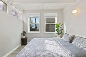 2 bedrooms, iron/ironing board, travel cot, WiFi - Ocean View Pad Mission Beach Surfboards Parking AC (San Diego)