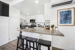 Een koelkast, een magnetron, een oven, een kookplaat